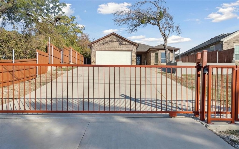 116 S Tatum Avenue, Dallas, TX 75211, 3 Bedrooms Bedrooms, ,2 BathroomsBathrooms,Residential,For Sale,116 S Tatum Avenue,20765355