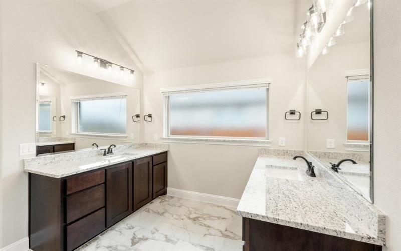 4021 Eagles Bluff Road, Midlothian, TX 76065, 5 Habitaciones Habitaciones , ,5 BañosBaños,Residential,En Venta,4021 Eagles Bluff Road,20765459
