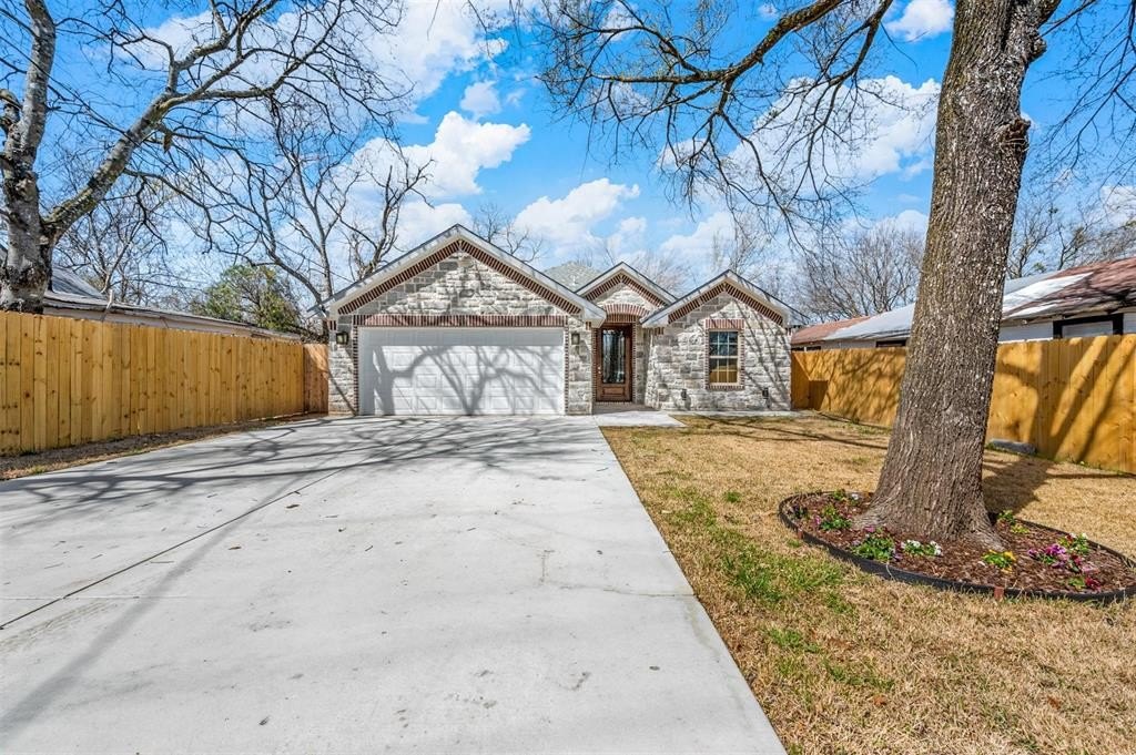 1006 W Brown, Ennis, TX 75119, 3 Bedrooms Bedrooms, ,2 BathroomsBathrooms,Residential,For Sale,1006 W Brown,20754253