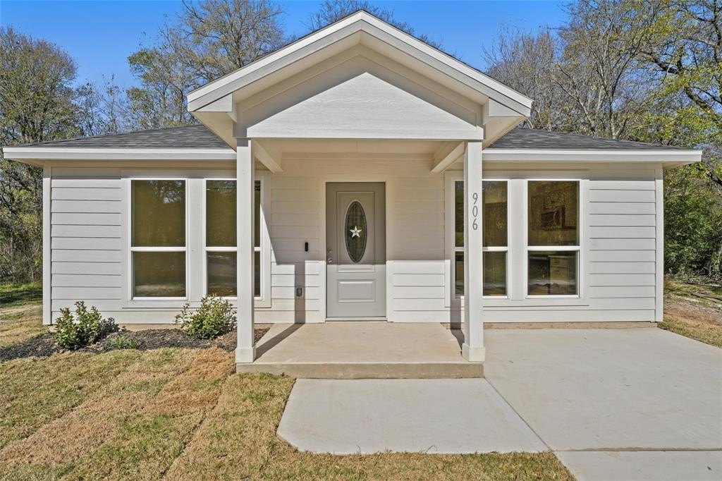 906 Benton Street, Bonham, TX 75418, 3 Bedrooms Bedrooms, ,2 BathroomsBathrooms,Residential,For Sale,906 Benton Street,20786999
