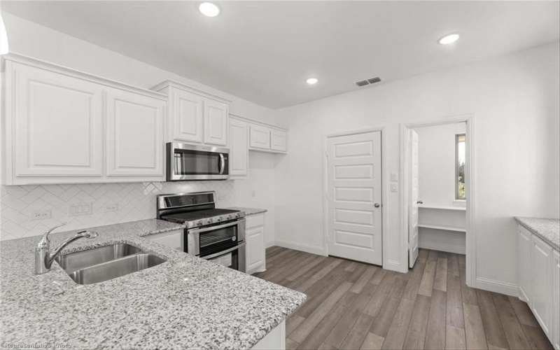 1621 Meadow Crest Drive, Aubrey, TX 76227, 3 Bedrooms Bedrooms, ,2 BathroomsBathrooms,Residential,For Sale,1621 Meadow Crest Drive,20808395