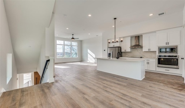 13325 Bee Street #104, Farmers Branch, TX 75234, 3 Bedrooms Bedrooms, ,3 BathroomsBathrooms,Residential,For Sale,13325 Bee Street,20815699
