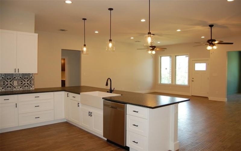 2510 Lakeridge Drive, Granbury, TX 76048, 3 Bedrooms Bedrooms, ,2 BathroomsBathrooms,Residential,For Sale,2510 Lakeridge Drive,20816158