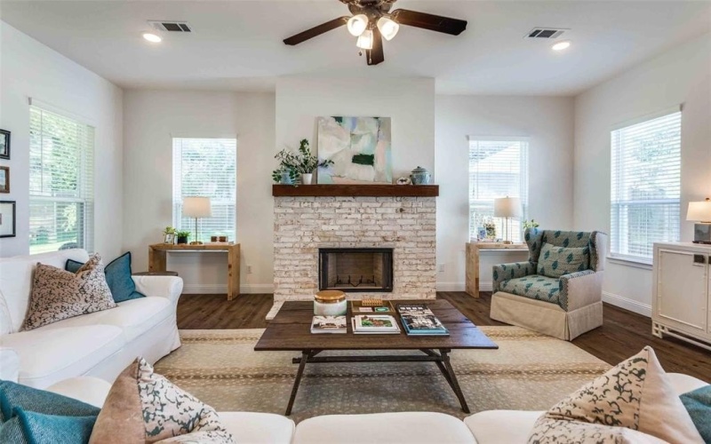 8956 Armstrong Court, Benbrook, TX 76126, 4 Habitaciones Habitaciones , ,3 BañosBaños,Residential,En Venta,8956 Armstrong Court,20810409
