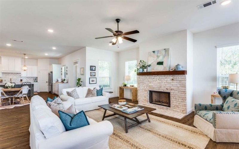 8956 Armstrong Court, Benbrook, TX 76126, 4 Habitaciones Habitaciones , ,3 BañosBaños,Residential,En Venta,8956 Armstrong Court,20810409