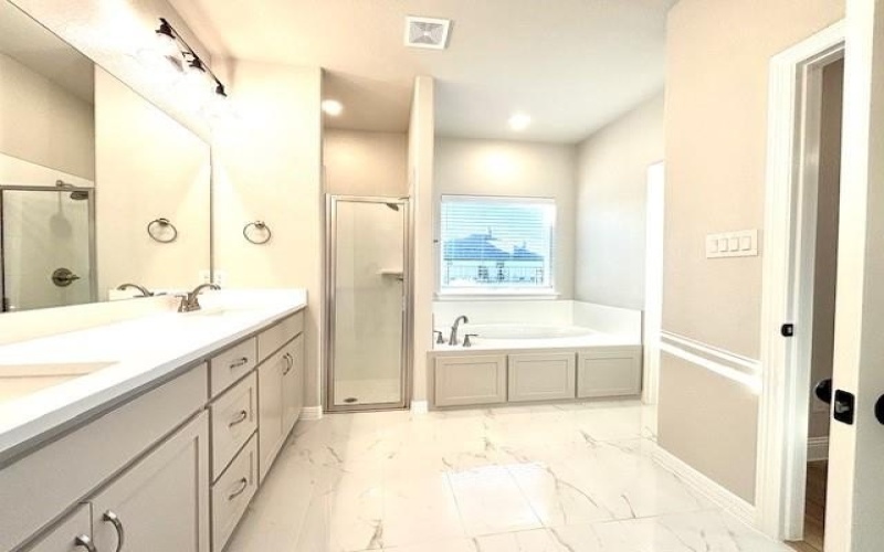625 Charlotte Lane, Burleson, TX 76028, 3 Bedrooms Bedrooms, ,2 BathroomsBathrooms,Residential,For Sale,625 Charlotte Lane,20814853