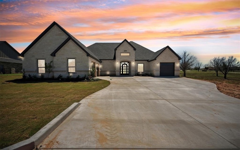 2409 Candlestick Drive, Granbury, TX 76049, 4 Bedrooms Bedrooms, ,5 BathroomsBathrooms,Residential,For Sale,2409 Candlestick Drive,20811301