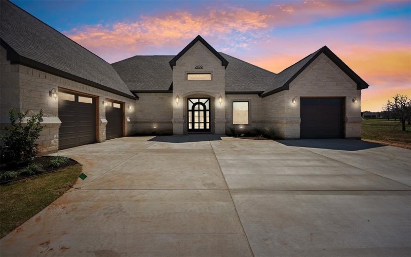 2409 Candlestick Drive, Granbury, TX 76049, 4 Bedrooms Bedrooms, ,5 BathroomsBathrooms,Residential,For Sale,2409 Candlestick Drive,20811301