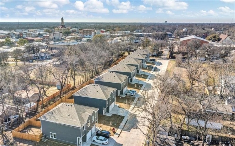 400-414 E 7th Street, Bonham, TX 75418, 6 Habitaciones Habitaciones , ,5 BañosBaños,Residential Multi Family,En Venta,400-414 E 7th Street,20819682