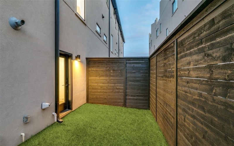 2908 Hawthorne Avenue #102, Dallas, TX 75219, 2 Bedrooms Bedrooms, ,2 BathroomsBathrooms,Residential,For Sale,2908 Hawthorne Avenue,20820996