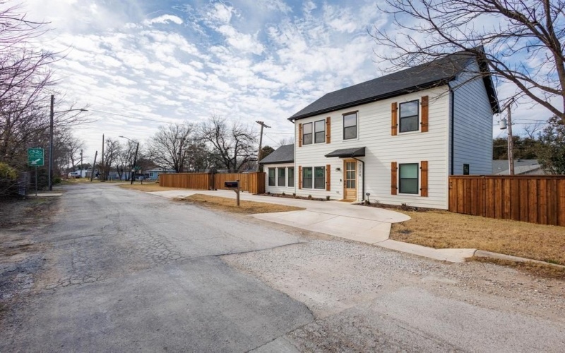 3230 6th Avenue, Fort Worth, TX 76110, 4 Bedrooms Bedrooms, ,2 BathroomsBathrooms,Residential,For Sale,3230 6th Avenue,20826681