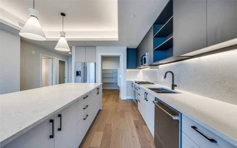 8119 Douglas Avenue #1105, Dallas, TX 75225, 2 Bedrooms Bedrooms, ,2 BathroomsBathrooms,Residential Lease,For Rent,8119 Douglas Avenue,20827493