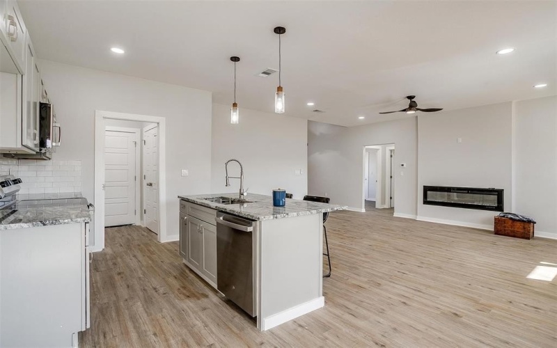2604 Creekview Drive, Granbury, TX 76048, 3 Bedrooms Bedrooms, ,2 BathroomsBathrooms,Residential,For Sale,2604 Creekview Drive,20832198
