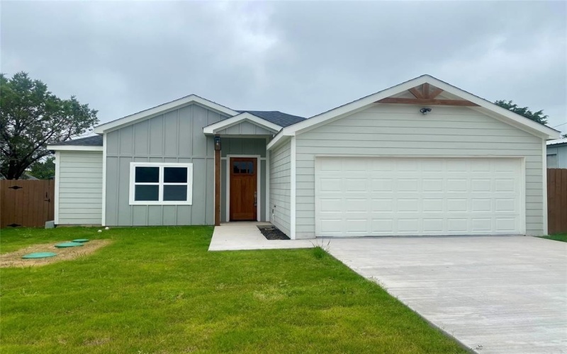 2604 Creekview Drive, Granbury, TX 76048, 3 Bedrooms Bedrooms, ,2 BathroomsBathrooms,Residential,For Sale,2604 Creekview Drive,20832198