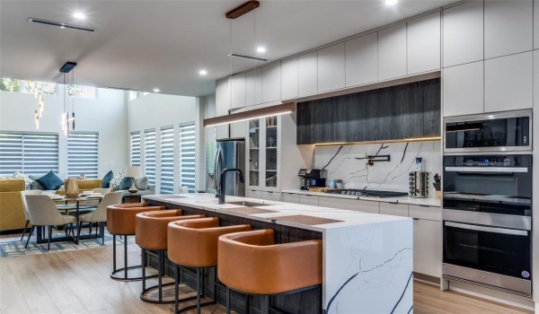 809 Bayonne Street, Dallas, TX 75212, 11 Bedrooms Bedrooms, ,8 BathroomsBathrooms,Residential Multi Family,For Sale,809 Bayonne Street,20834690