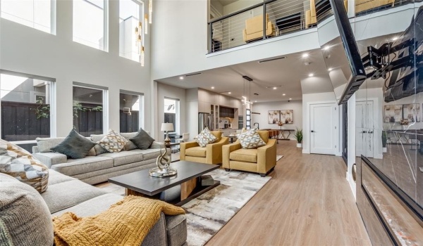 809 Bayonne Street, Dallas, TX 75212, 11 Bedrooms Bedrooms, ,8 BathroomsBathrooms,Residential Multi Family,For Sale,809 Bayonne Street,20834690