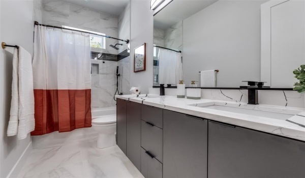809 Bayonne Street, Dallas, TX 75212, 11 Bedrooms Bedrooms, ,8 BathroomsBathrooms,Residential Multi Family,For Sale,809 Bayonne Street,20834690