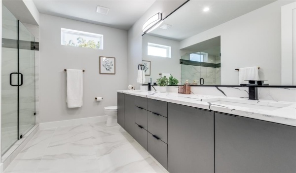 809 Bayonne Street, Dallas, TX 75212, 11 Bedrooms Bedrooms, ,8 BathroomsBathrooms,Residential Multi Family,For Sale,809 Bayonne Street,20834690