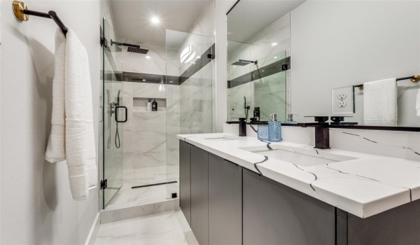 809 Bayonne Street, Dallas, TX 75212, 11 Bedrooms Bedrooms, ,8 BathroomsBathrooms,Residential Multi Family,For Sale,809 Bayonne Street,20834690