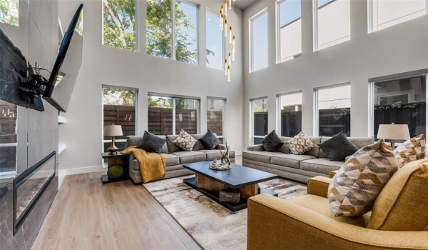 809 Bayonne Street, Dallas, TX 75212, 11 Bedrooms Bedrooms, ,8 BathroomsBathrooms,Residential Multi Family,For Sale,809 Bayonne Street,20834690