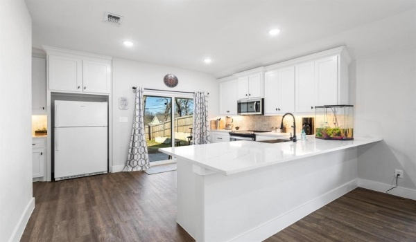 1225 W Johnson Street, Denison, TX 75020, 3 Bedrooms Bedrooms, ,2 BathroomsBathrooms,Residential,For Sale,1225 W Johnson Street,20840057
