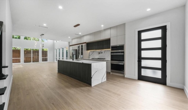 811 Bayonne Street, Dallas, TX 75212, 11 Bedrooms Bedrooms, ,8 BathroomsBathrooms,Residential Multi Family,For Sale,811 Bayonne Street,20840458