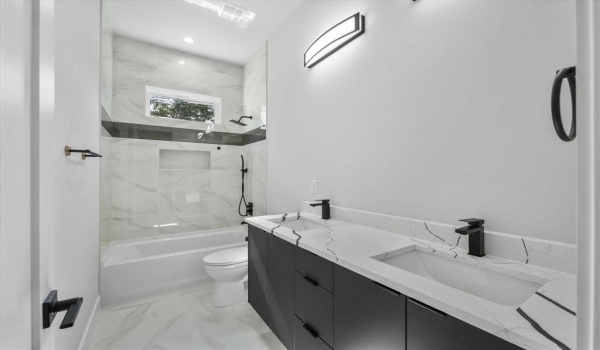 811 Bayonne Street, Dallas, TX 75212, 11 Bedrooms Bedrooms, ,8 BathroomsBathrooms,Residential Multi Family,For Sale,811 Bayonne Street,20840458