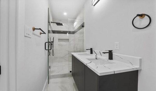 811 Bayonne Street, Dallas, TX 75212, 11 Bedrooms Bedrooms, ,8 BathroomsBathrooms,Residential Multi Family,For Sale,811 Bayonne Street,20840458