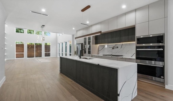 811 Bayonne Street, Dallas, TX 75212, 11 Bedrooms Bedrooms, ,8 BathroomsBathrooms,Residential Multi Family,For Sale,811 Bayonne Street,20840458