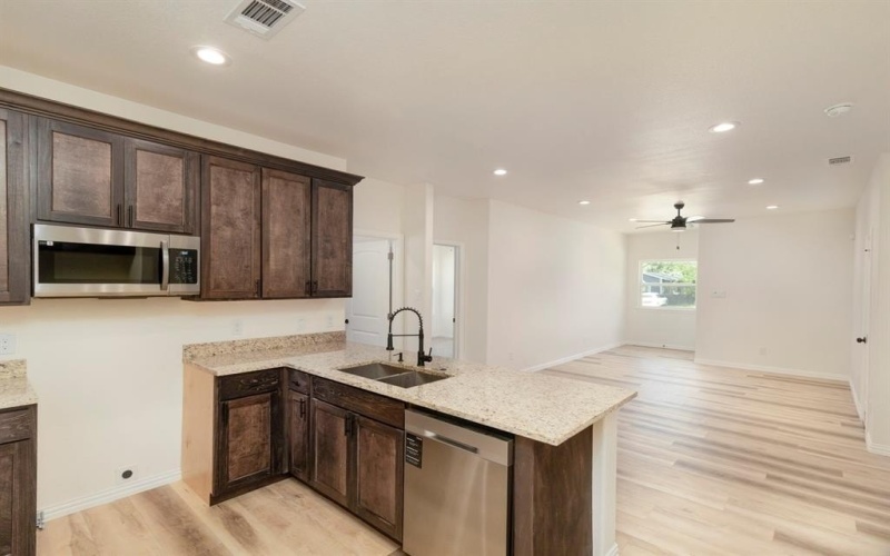 712 E 4th Avenue, Corsicana, TX 75110, 4 Habitaciones Habitaciones , ,2 BañosBaños,Residential,En Venta,712 E 4th Avenue,20847268