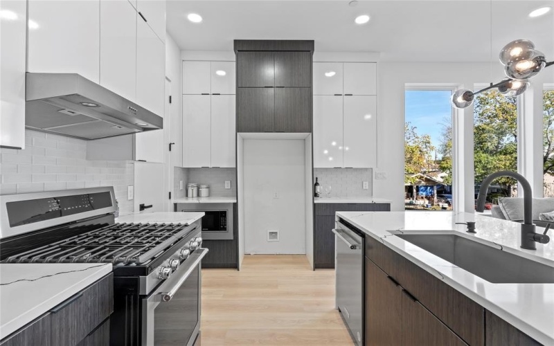 2015 California Drive #104, Dallas, TX 75204, 2 Bedrooms Bedrooms, ,2 BathroomsBathrooms,Residential Lease,For Rent,2015 California Drive,20844536
