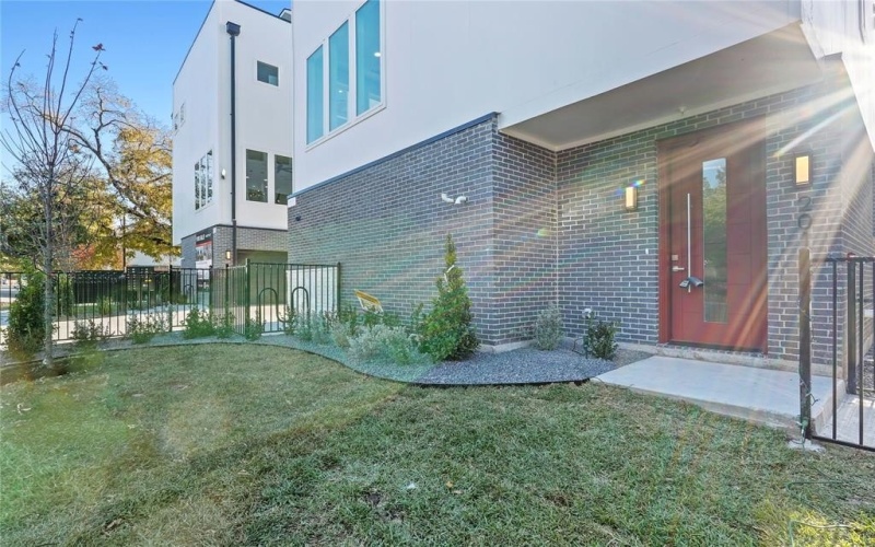 2015 California Drive #104, Dallas, TX 75204, 2 Bedrooms Bedrooms, ,2 BathroomsBathrooms,Residential Lease,For Rent,2015 California Drive,20844536