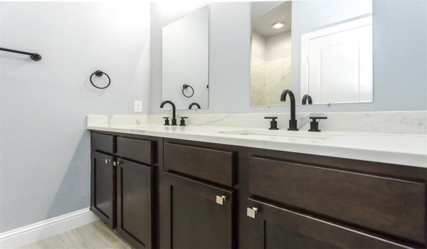 415 W Elm Street #415/417, Denison, TX 75020, 6 Bedrooms Bedrooms, ,5 BathroomsBathrooms,Residential Multi Family,For Sale,415 W Elm Street,20845283