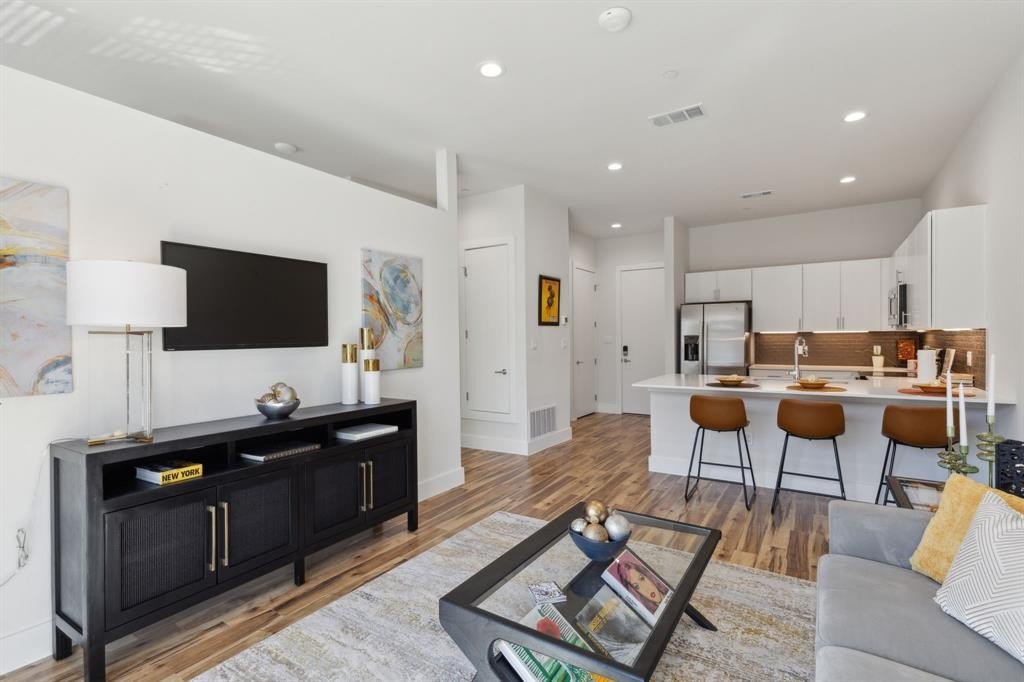 2990 Reagan Street, Dallas, TX 75219, 1 Dormitorio Habitaciones , ,1 BañoBaños,Residential Lease,En Alquiler,2990 Reagan Street,20848743