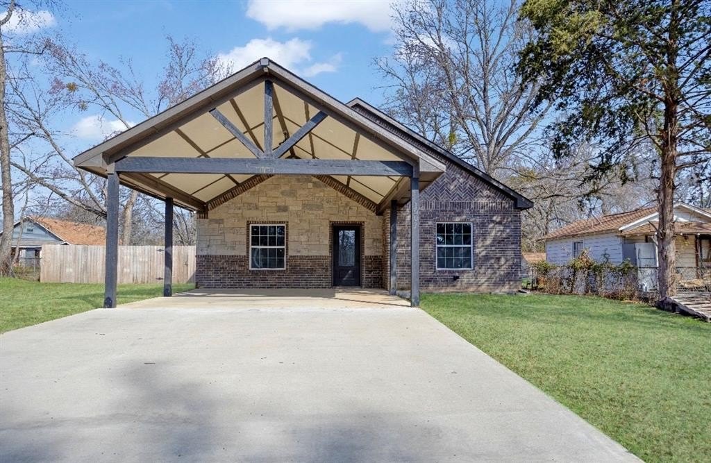 1007 E 1st Street, Mount Pleasant, TX 75455, 3 Bedrooms Bedrooms, ,2 BathroomsBathrooms,Residential,For Sale,1007 E 1st Street,20855859
