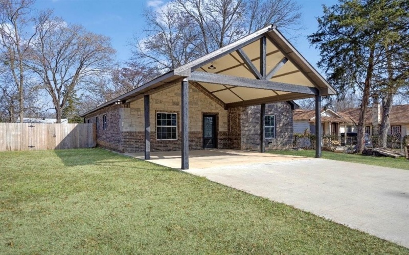 1007 E 1st Street, Mount Pleasant, TX 75455, 3 Bedrooms Bedrooms, ,2 BathroomsBathrooms,Residential,For Sale,1007 E 1st Street,20855859