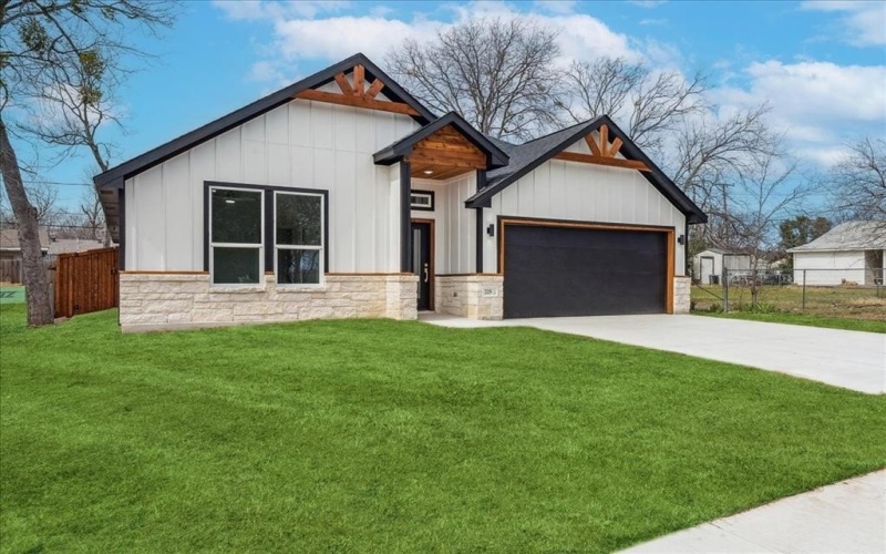 225 West Place, White Settlement, TX 76108, 3 Bedrooms Bedrooms, ,2 BathroomsBathrooms,Residential,For Sale,225 West Place,20858064