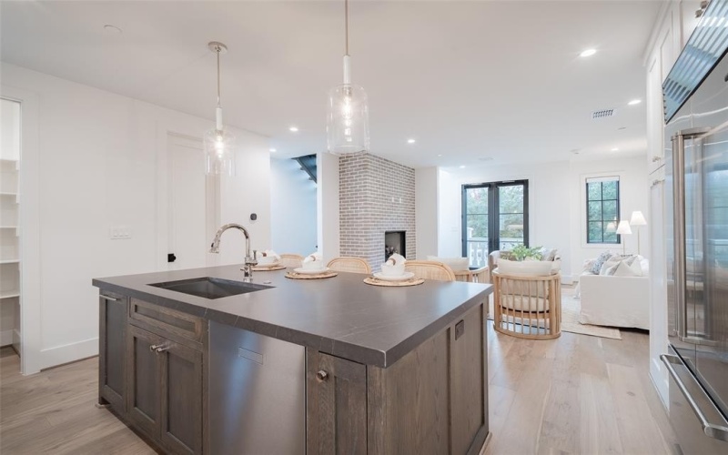 4529 Emerson Avenue #5, University Park, TX 75205, 2 Bedrooms Bedrooms, ,2 BathroomsBathrooms,Residential Lease,For Rent,4529 Emerson Avenue,20859307