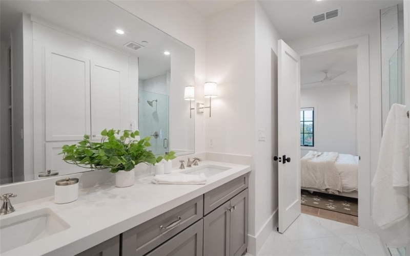 4529 Emerson Avenue #5, University Park, TX 75205, 2 Bedrooms Bedrooms, ,2 BathroomsBathrooms,Residential Lease,For Rent,4529 Emerson Avenue,20859307