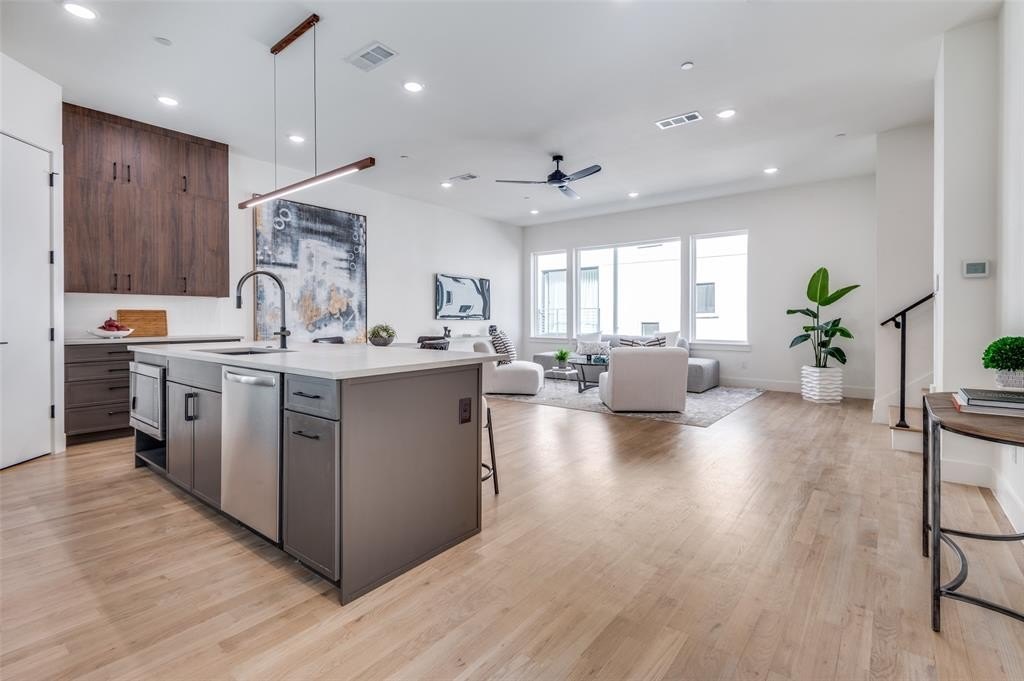 2908 Hawthorne Avenue #103, Dallas, TX 75219, 2 Bedrooms Bedrooms, ,2 BathroomsBathrooms,Residential,For Sale,2908 Hawthorne Avenue,20862032