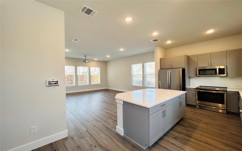 760 W Bedford Euless Road #100, Hurst, TX 76053, 3 Bedrooms Bedrooms, ,2 BathroomsBathrooms,Residential Lease,For Rent,760 W Bedford Euless Road,20865160