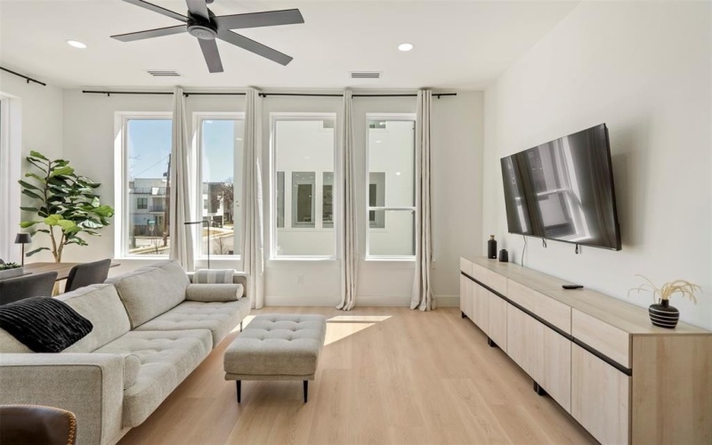 2019 California Drive #201, Dallas, TX 75204, 2 Bedrooms Bedrooms, ,2 BathroomsBathrooms,Residential Lease,For Rent,2019 California Drive,20866067