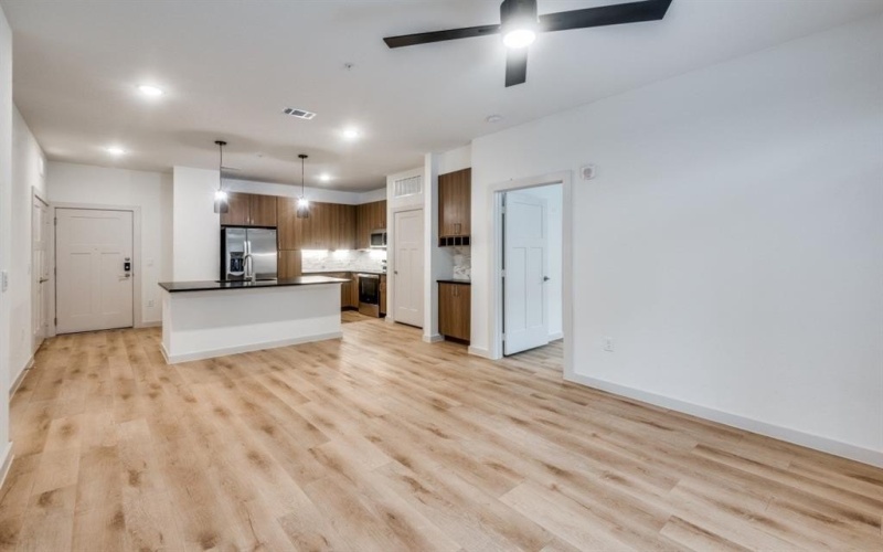 512 N Ewing Avenue #320, Dallas, TX 75203, 2 Habitaciones Habitaciones , ,2 BañosBaños,Residential Lease,En Alquiler,512 N Ewing Avenue,20866859