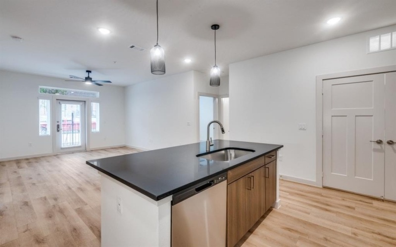 512 N Ewing Avenue #320, Dallas, TX 75203, 2 Habitaciones Habitaciones , ,2 BañosBaños,Residential Lease,En Alquiler,512 N Ewing Avenue,20866859