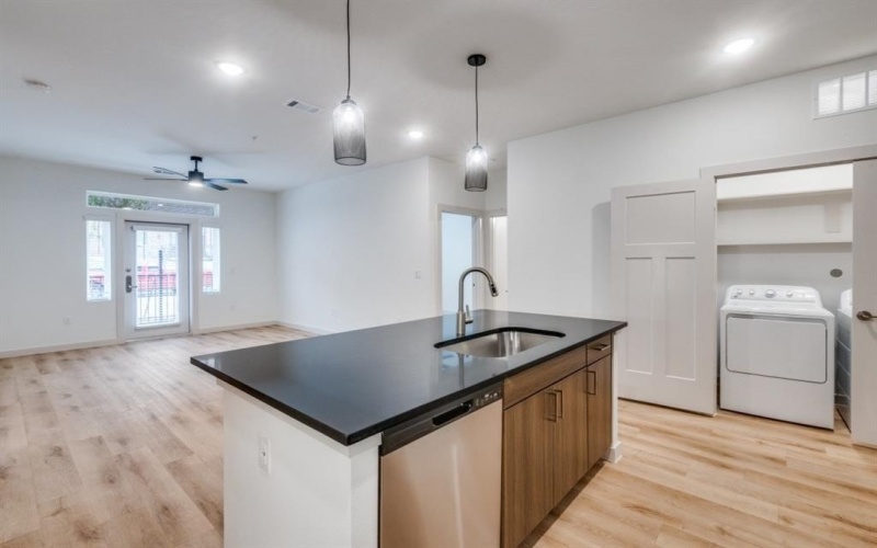 512 N Ewing Avenue #320, Dallas, TX 75203, 2 Habitaciones Habitaciones , ,2 BañosBaños,Residential Lease,En Alquiler,512 N Ewing Avenue,20866859
