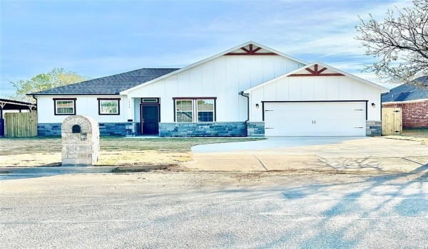 1012 Wootton Avenue, Bridgeport, TX 76426, 3 Bedrooms Bedrooms, ,2 BathroomsBathrooms,Residential,For Sale,1012 Wootton Avenue,20867737