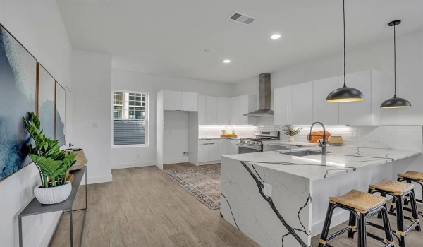 631 N Tyler Street #402, Dallas, TX 75208, 2 Bedrooms Bedrooms, ,2 BathroomsBathrooms,Residential Lease,For Rent,631 N Tyler Street,20872423