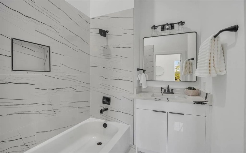 631 N Tyler Street #402, Dallas, TX 75208, 2 Bedrooms Bedrooms, ,2 BathroomsBathrooms,Residential Lease,For Rent,631 N Tyler Street,20872423