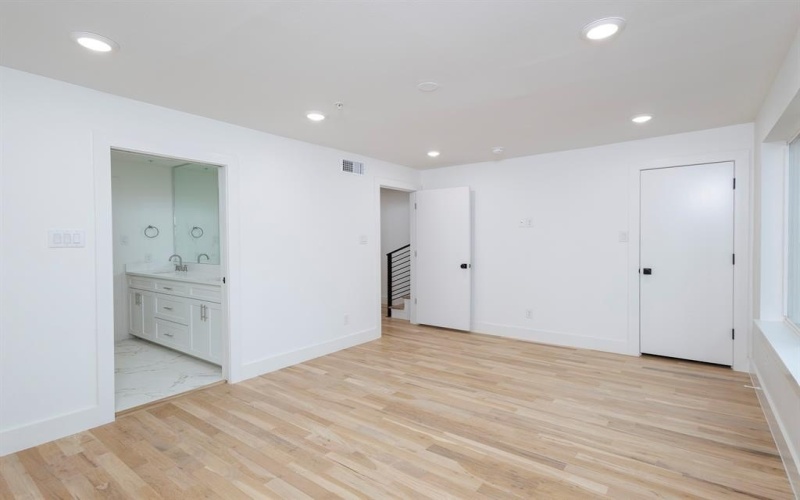 1612 Grigsby Avenue #102, Dallas, TX 75204, 2 Bedrooms Bedrooms, ,2 BathroomsBathrooms,Residential Lease,For Rent,1612 Grigsby Avenue,20879233