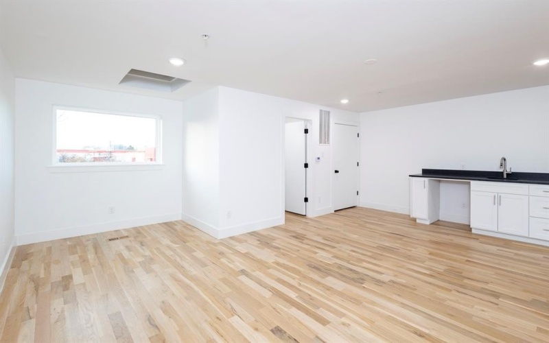 1612 Grigsby Avenue #102, Dallas, TX 75204, 2 Bedrooms Bedrooms, ,2 BathroomsBathrooms,Residential Lease,For Rent,1612 Grigsby Avenue,20879233